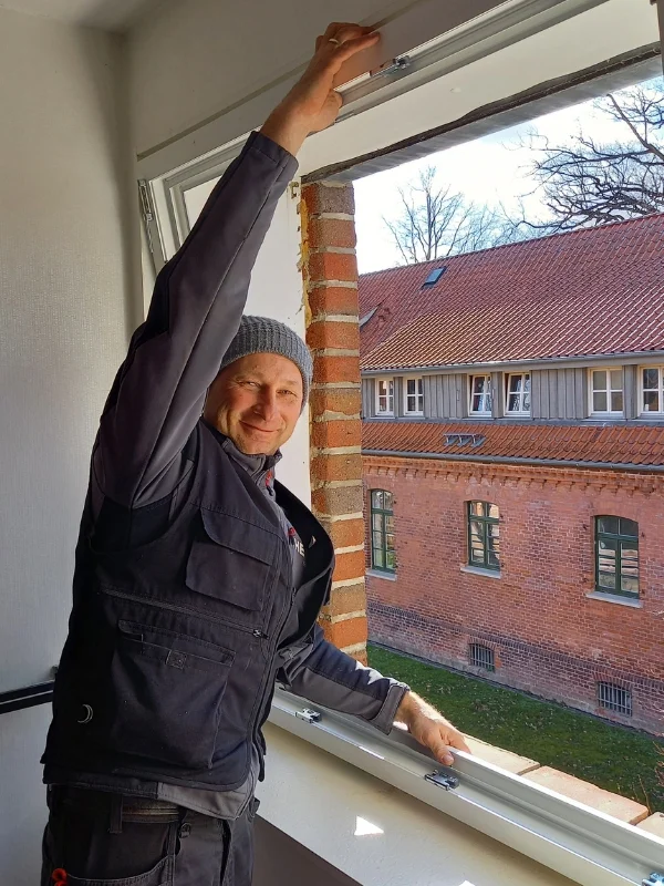 Montage Mitarbeiter von Heuer baut ein Fenster ein
